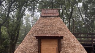 縄文風茅葺きバンガロー